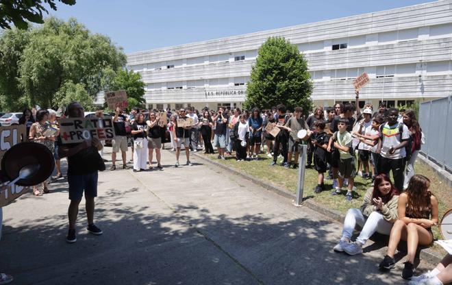 Concentración de la comunidad educativa del IES ROU de Vigo por la súbita implantación de FPBásica