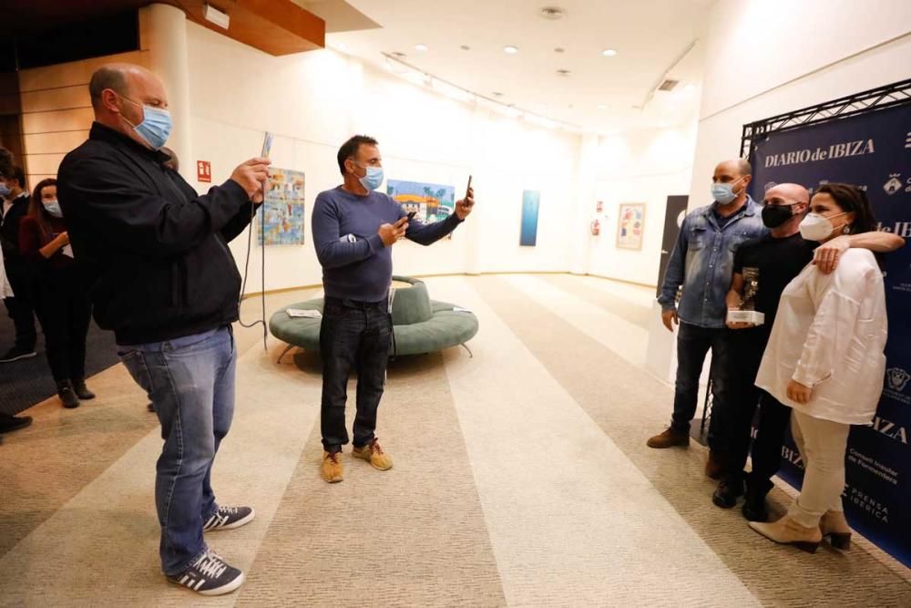 A la izquierda Luke Peppé y Judas Cabrera, ambos de Carritos Solidarios, fotografían con sus móviles al impulsor de la iniciativa Marco Martín, junto a sus hermanos Manu y Aurora.