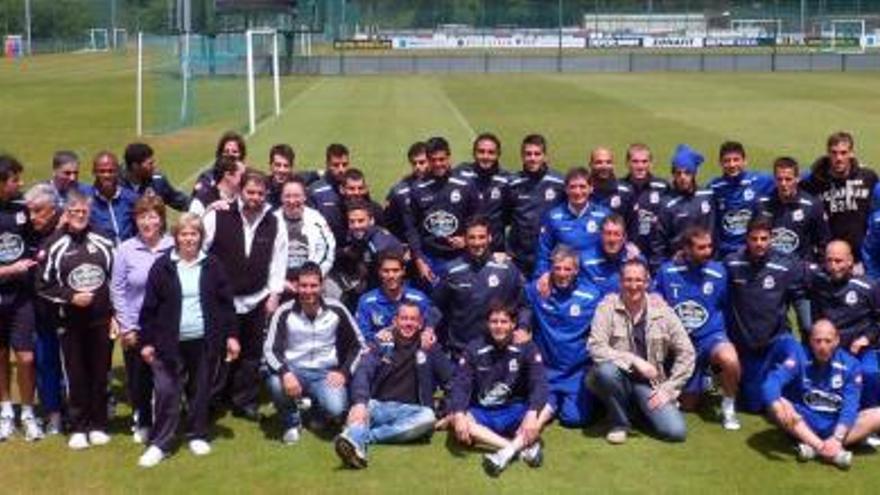 Futbolistas, técnicos, auxiliares y empleados de Abegondo posan juntos tras la comida que compartieron ayer. / la opinión