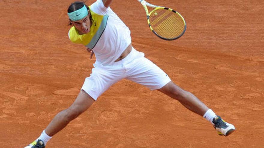 El tenista español Rafael Nadal devuelve una bola al croata Ivan Ljubicic duranet el partido de cuartos de final del torneo Masters 1000 de Montecarlo, disputado en Roquebrune-Cap-Martin, Francia, el 17 de abril de 2009.