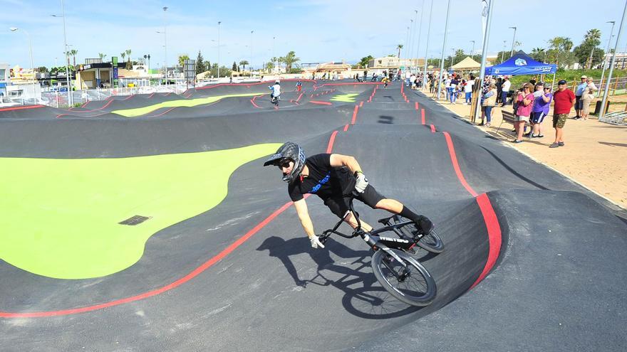 Torrevieja inaugura el parque de La Siesta ante la asistencia de cientos de vecinos