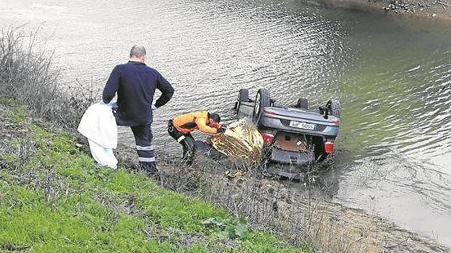 Rescatados dos ocupantes de un coche que se precipitó al Canal