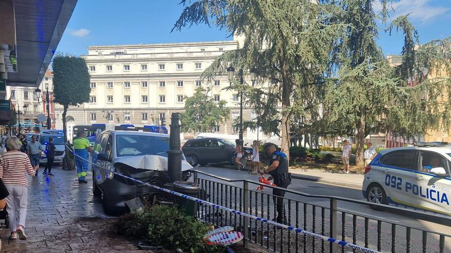 Un despiste al volante provoca un aparatoso accidente en el centro de Oviedo