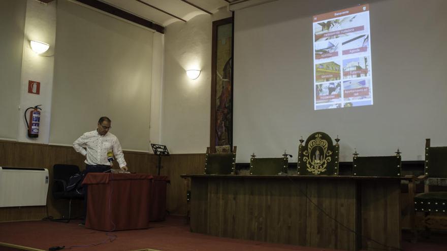 El concejal Fernando Marcos presentando la aplicación.