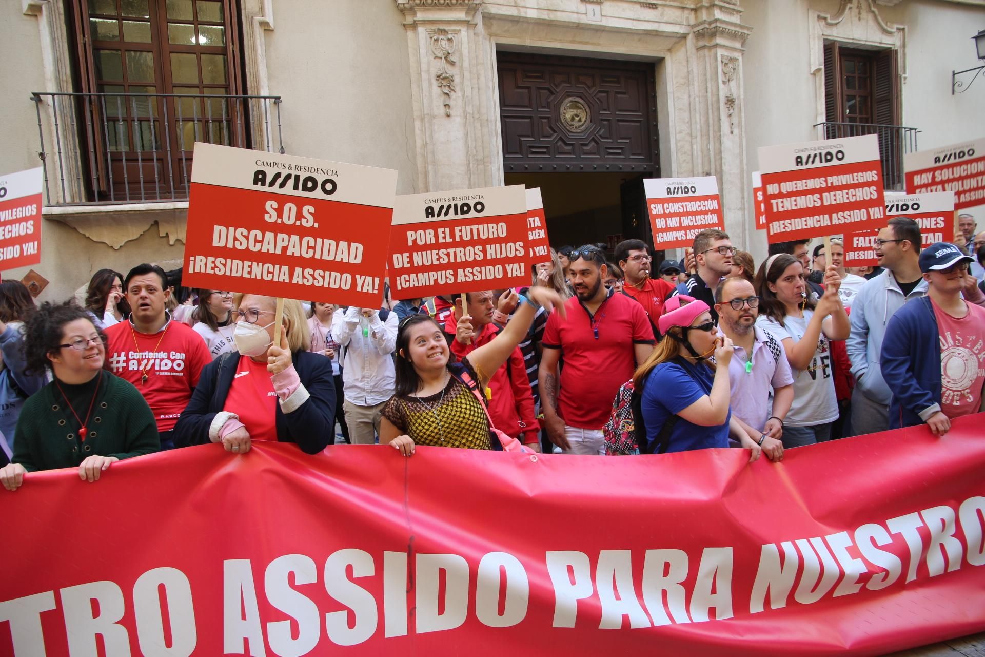 Concentración de Assido en Murcia ante la CHS