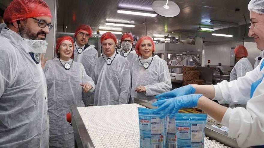 Pastor, segunda por la izquierda, ayer en su visita a Pescanova. // FdV