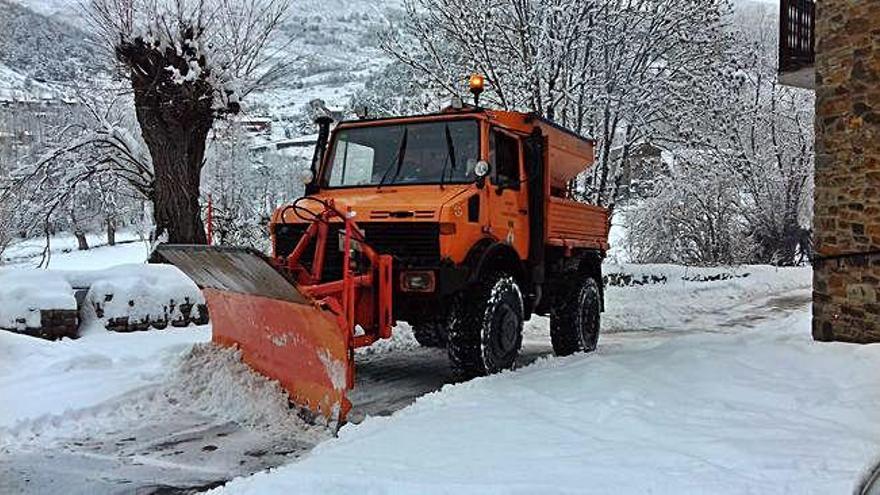 Un vehicle llevaneu neteja els carrers de Bellver en l&#039;última nevada