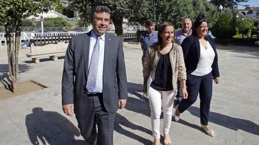 El alcalde, Javier Bas, con la conselleira de Medio Ambiente, Ethel Vázquez, ayer en Redondela. // Marta G. Brea