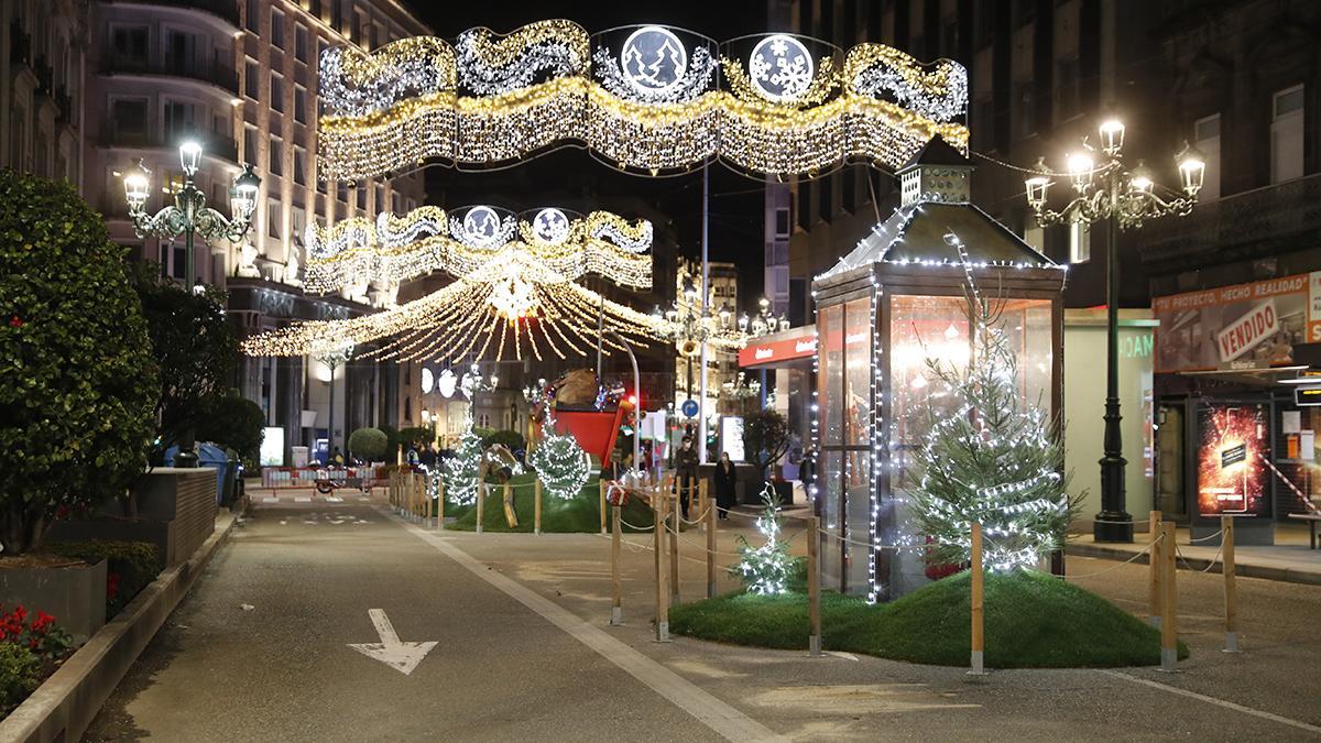 La calle Policarpo Sanz iluminada durante la Navidad en Vigo