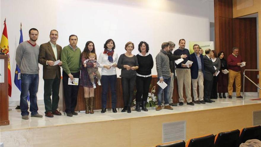 Un libro solidario reúne a los mejores escritores extremeños