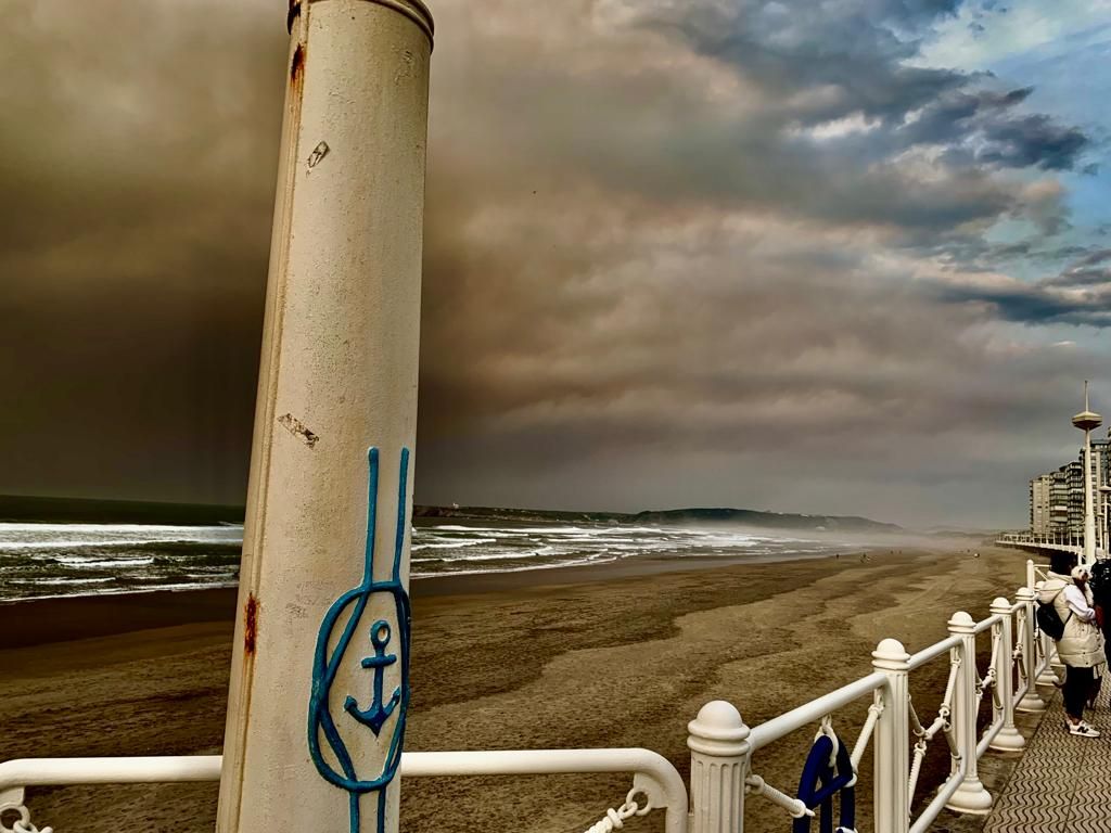 La nube de humo cubre la playa de Salinas y llega a Avilés