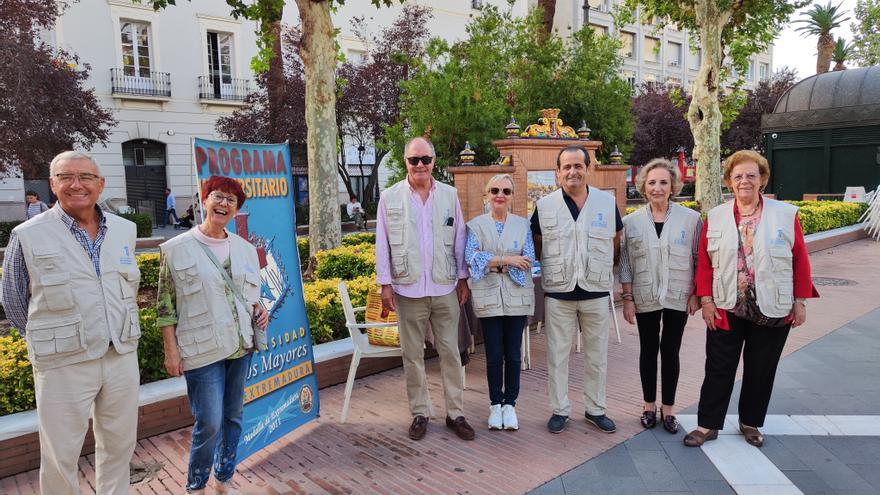 Los mayores promocionan en Badajoz la universidad para captar alumnos