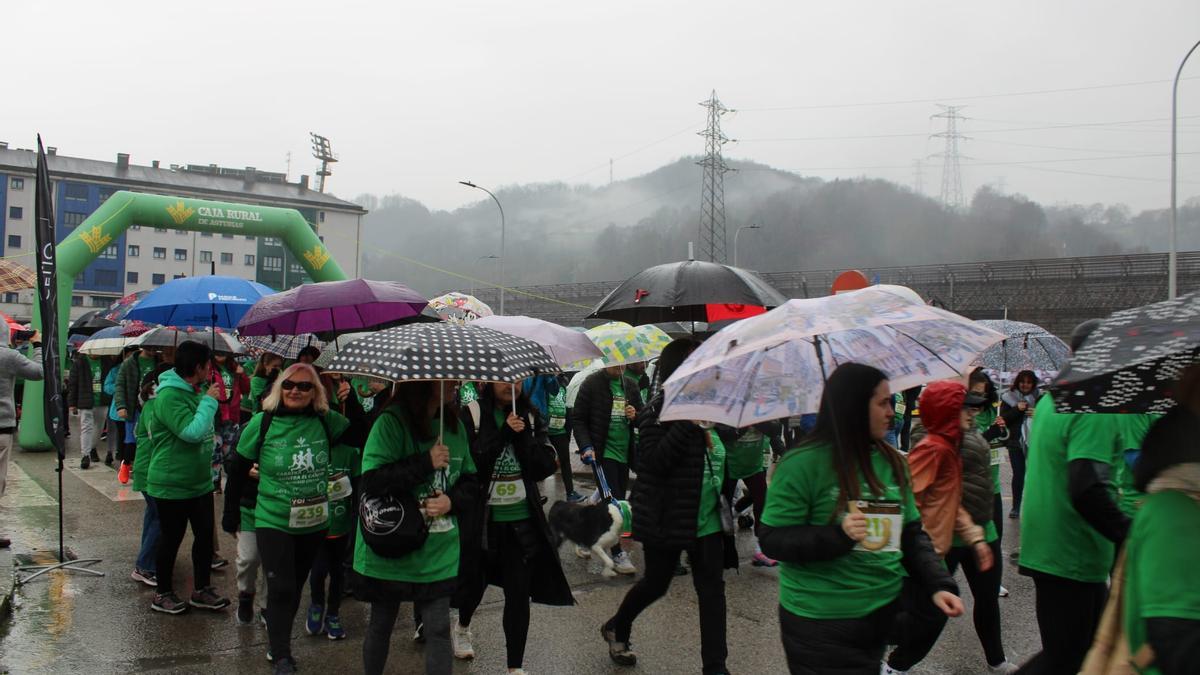 Así fue la carrera contra el cáncer en Langreo: Medio millar de valientes desafían a la lluvia por una buena causa
