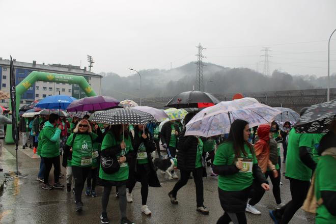 Así fue la carrera contra el cáncer en Langreo: Medio millar de valientes desafían a la lluvia por una buena causa
