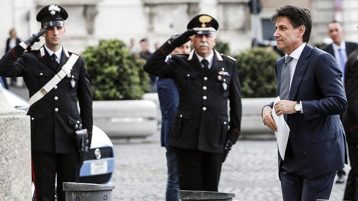 Giuseppe Conte llega al palacio del Quirinale a entrevisterse con Sergio Matarella.