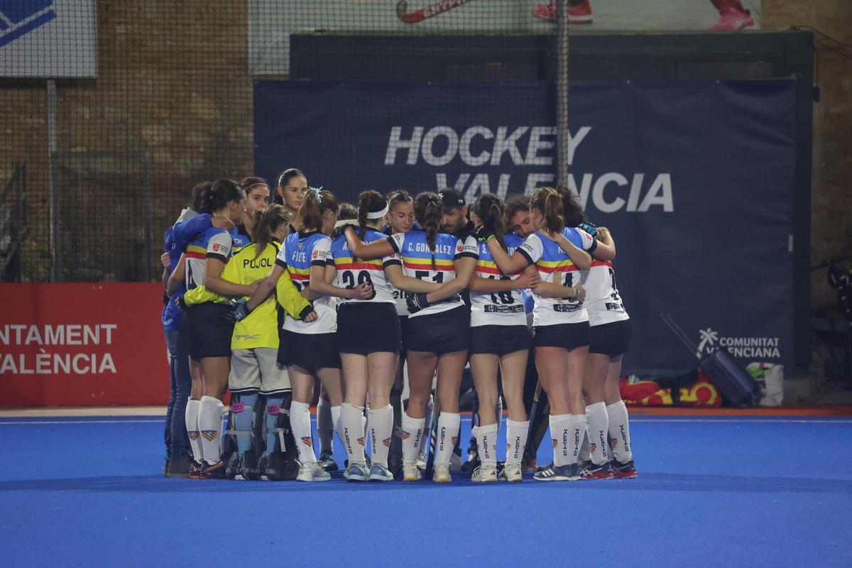 Abrazo entre las jugadoras del Valencia CH