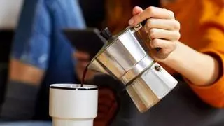 Cómo hacer café con leche y chocolate en la cafetera: el truco peligroso de Tik Tok
