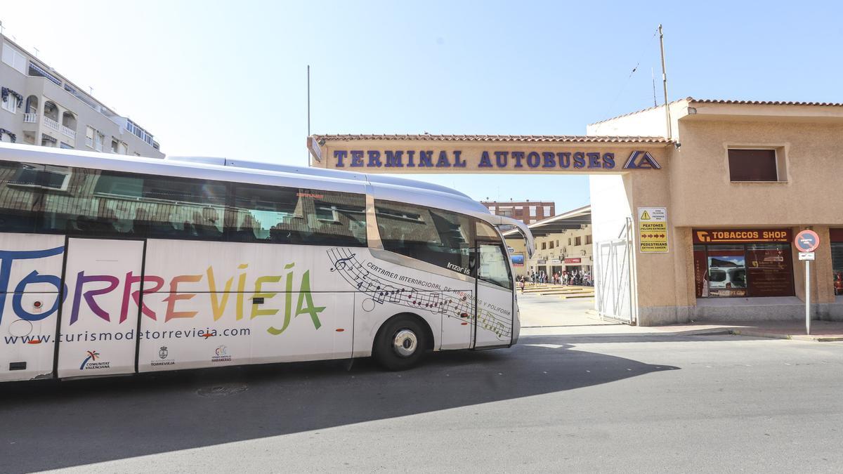 Un autobús en la terminal de Torrevieja