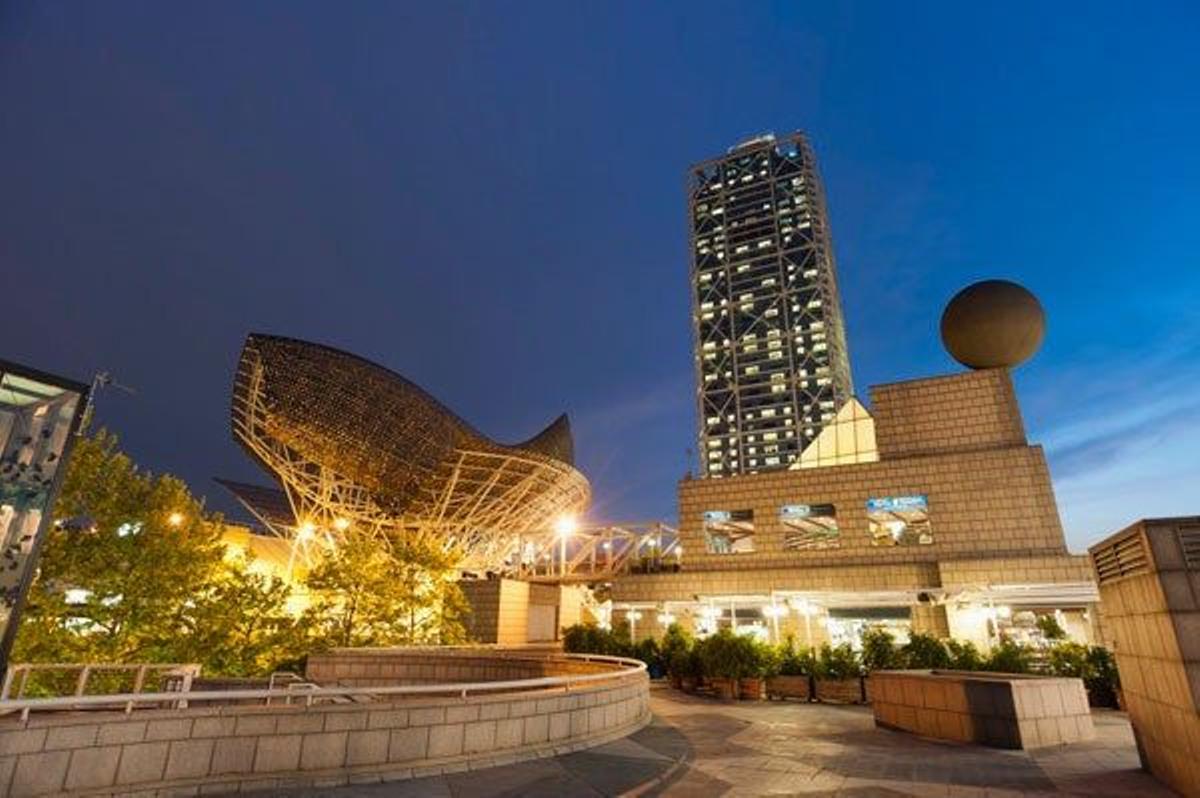 La escultura Pez Dorado es de Frank O. Gehry y se construyó con motivo de los Juegos Olímpicos dle '92 en el Puerto Olímpico de Barcelona.