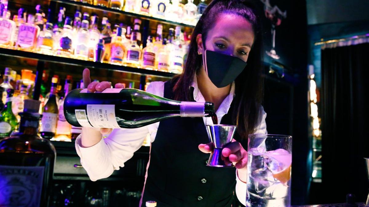 Cristina Bruno, bar manager de Muticlub, te enseña cómo hacer 5 cócteles con vino