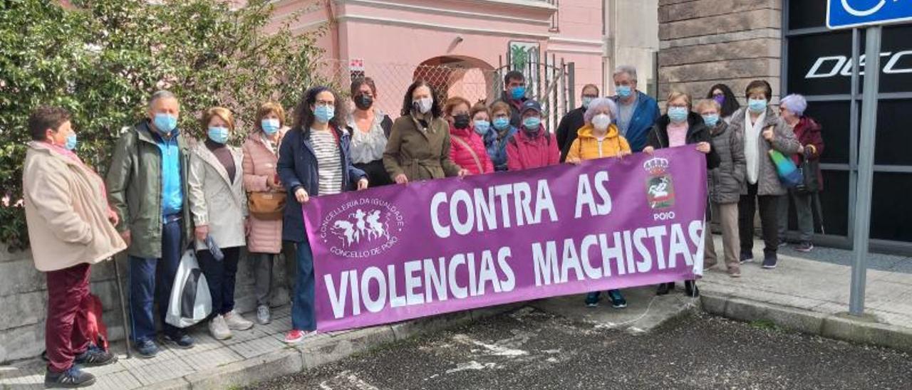 Siguen las concentraciones de repulsa. Integrantes de la Corporación Local de Poio, personal y representantes de colectivos del Consello Municipal da Muller participaron ayer en un minuto de silencio convocado por el CIM en repulsa por el homicidio de Jessica Méndez. El objetivo es honrar la memoria de las víctimas por violencia machista y mostrar su repulsa a esta lacra, tal y como indican. | FDV