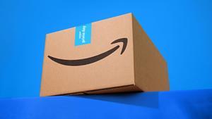Una caja de Amazon con una etiqueta propia del Prime Day