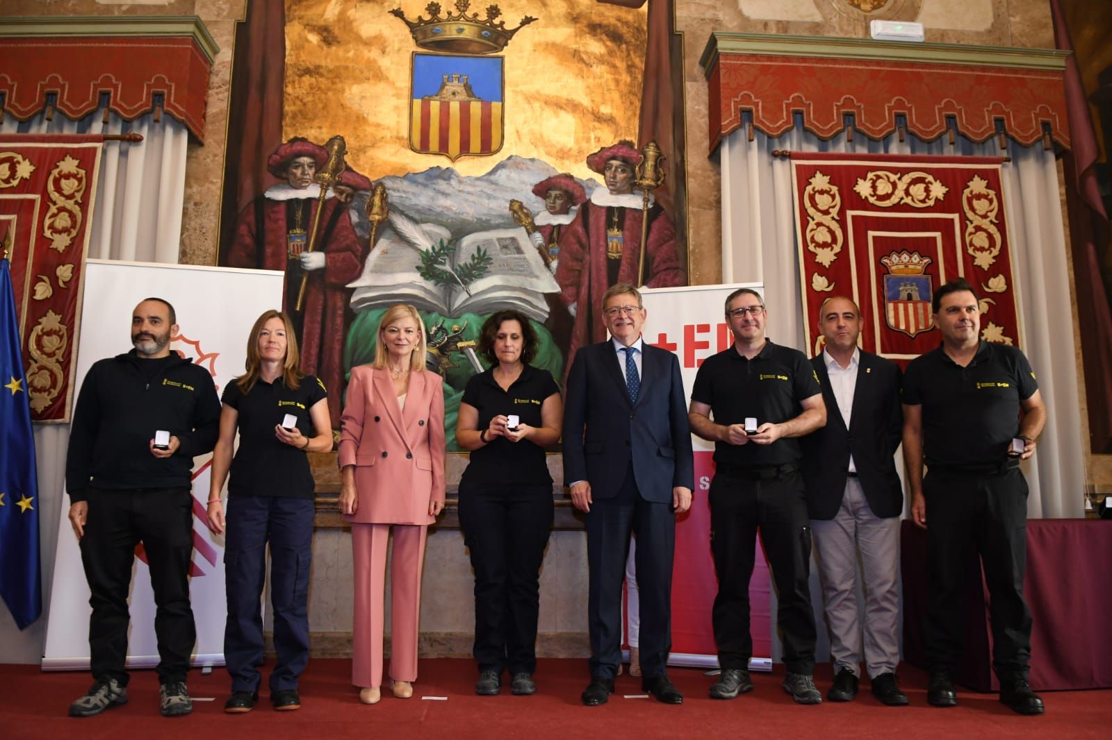 Entrega de distinciones a los participantes en la extinción de los incendios de este verano