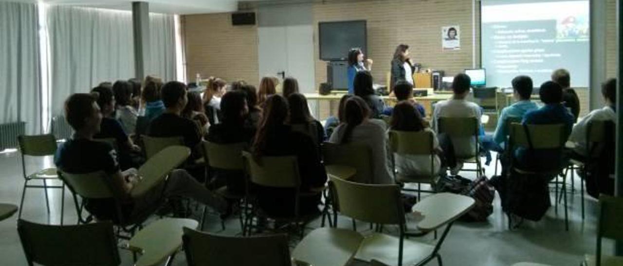 las ACTIVIDADES están dirigidas tanto a familias como alumnos de 17 pueblos de Els Ports.Taller con alumnos de ESO de Vilafranca.Sesión de meditación en Vilafranca. Otro de los talleres, en este caso con alumnos del instituto de Morella. Otra de las charlas para personas adultas. f levante-emv/j.t.