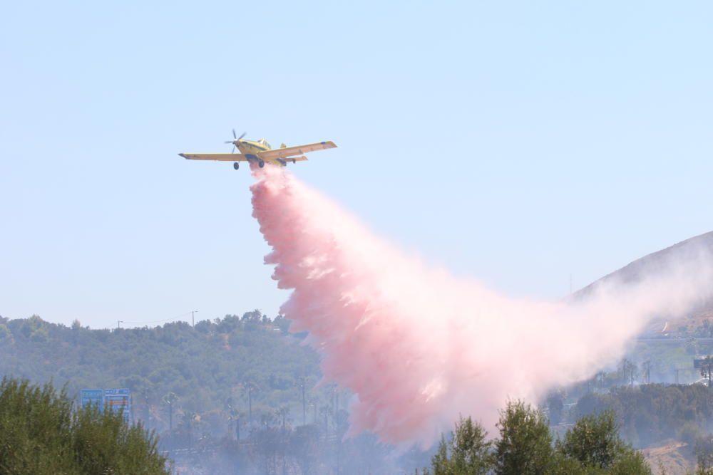 El fuego declarado en las inmediaciones de la autovía han obligado a cortar el tráfico en ambos sentidos y congestiona también la MA-20 en sentido Cádiz