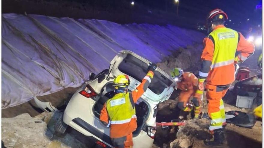 Rescatan a una mujer tras caer con el coche al barranco del Poyo en Catarroja