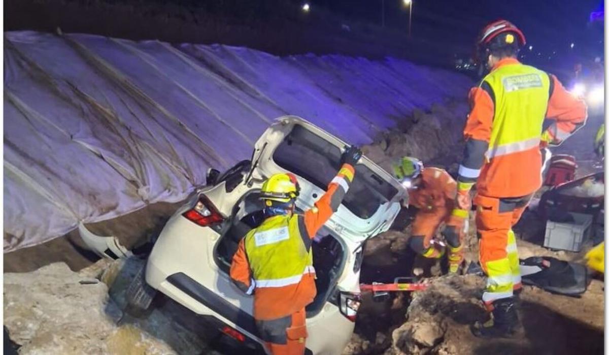 Rescate de los Bomberos a una conductora tras caer al barranco del Poyo.