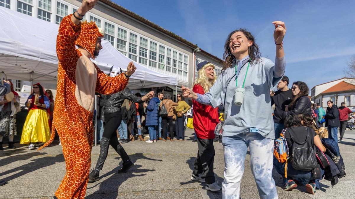 Cientos de personas se dan cita en Conxo para celebrar el Entroido