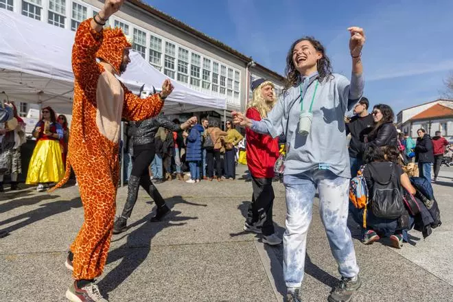 Cientos de personas se dan cita en Conxo para celebrar el Entroido