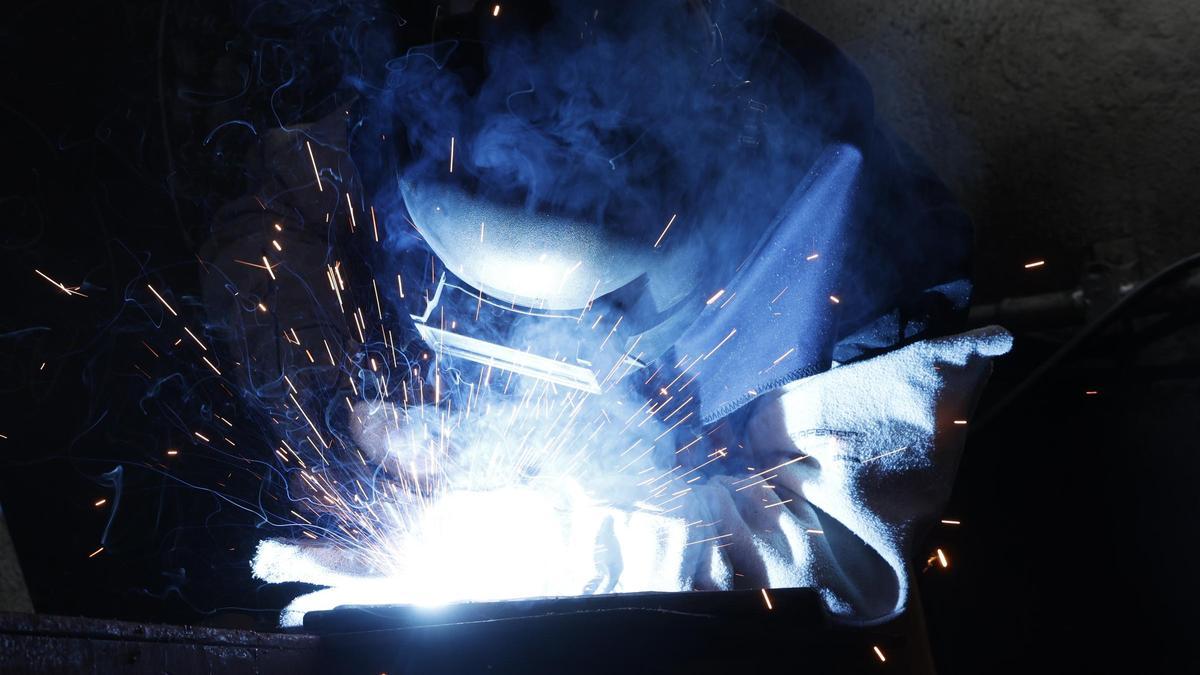 Un profesional gallego realiza trabajos de soldadura en Vigo.