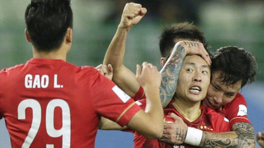 Los futbolistas chinos festejan su primer gol.