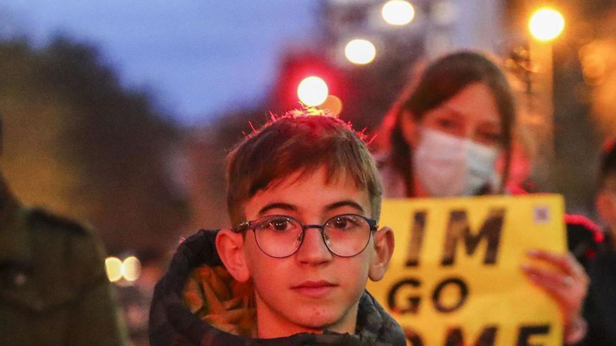 Un niño muestra su cartel con su protesta.  | F.C.