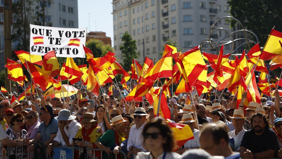 Manifestantes esperan el comienzo de la manifestación convocada por el Partido Popular contra el Gobierno bajo el lema 'Democracia o mafia' este domingo en Plaza España de Madrid. EFE/ Javier Lizón