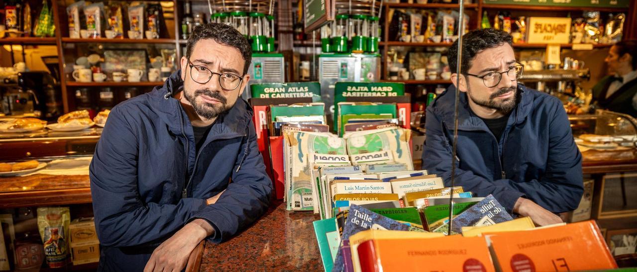 Carlo Padial, entre libros y cafés.