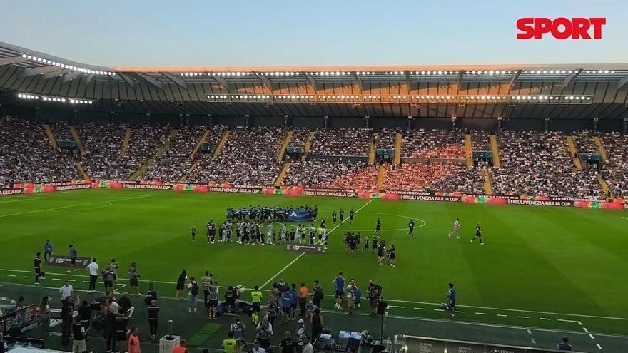 ¡Ambientazo en el Friuli! No cabe un alfiler para arrancar el triangular