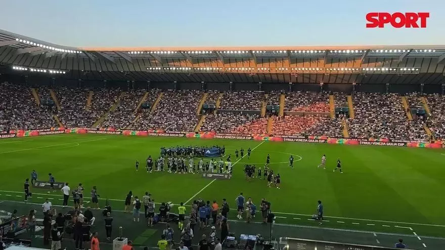 ¡Ambientazo en el Friuli! No cabe un alfiler para arrancar el triangular
