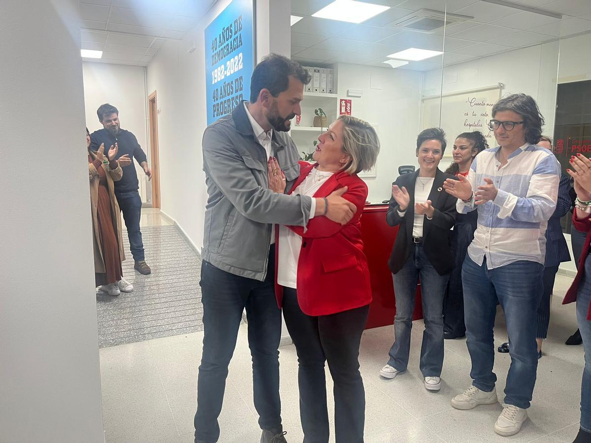 Sánchez Cotrina y Vega se abrazan tras conocer los resultados.