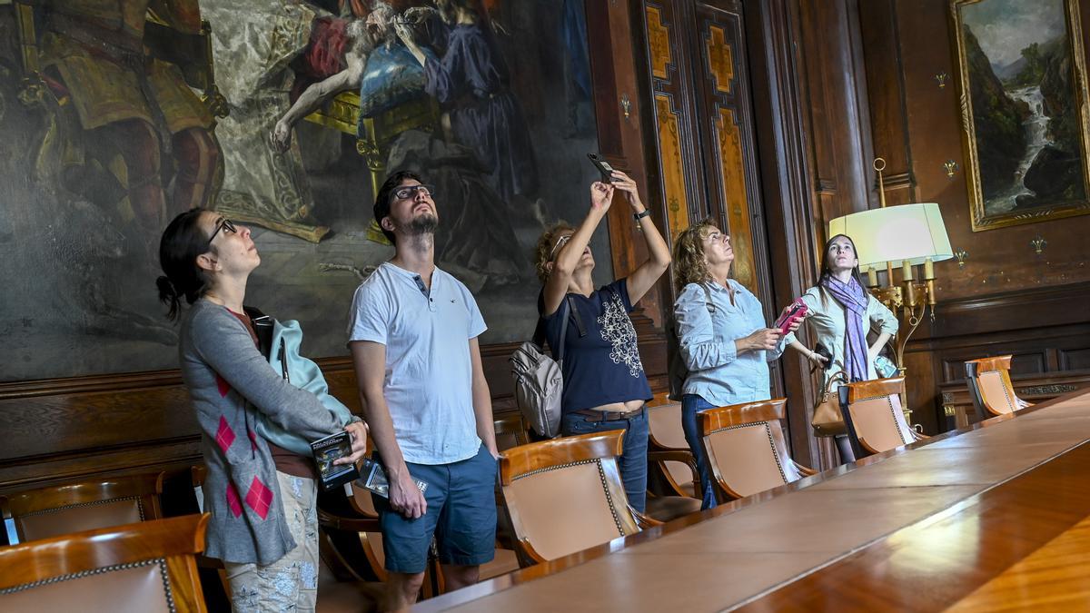 Los visitantes contemplan el techo de la espectacular habitación comedor del Palau Montaner, sede actual de la Delegación de Gobierno en Catalunya.