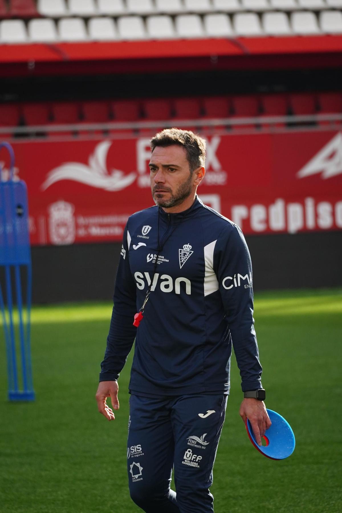 Adrián Colunga, durante un entrenamiento con el equipo
