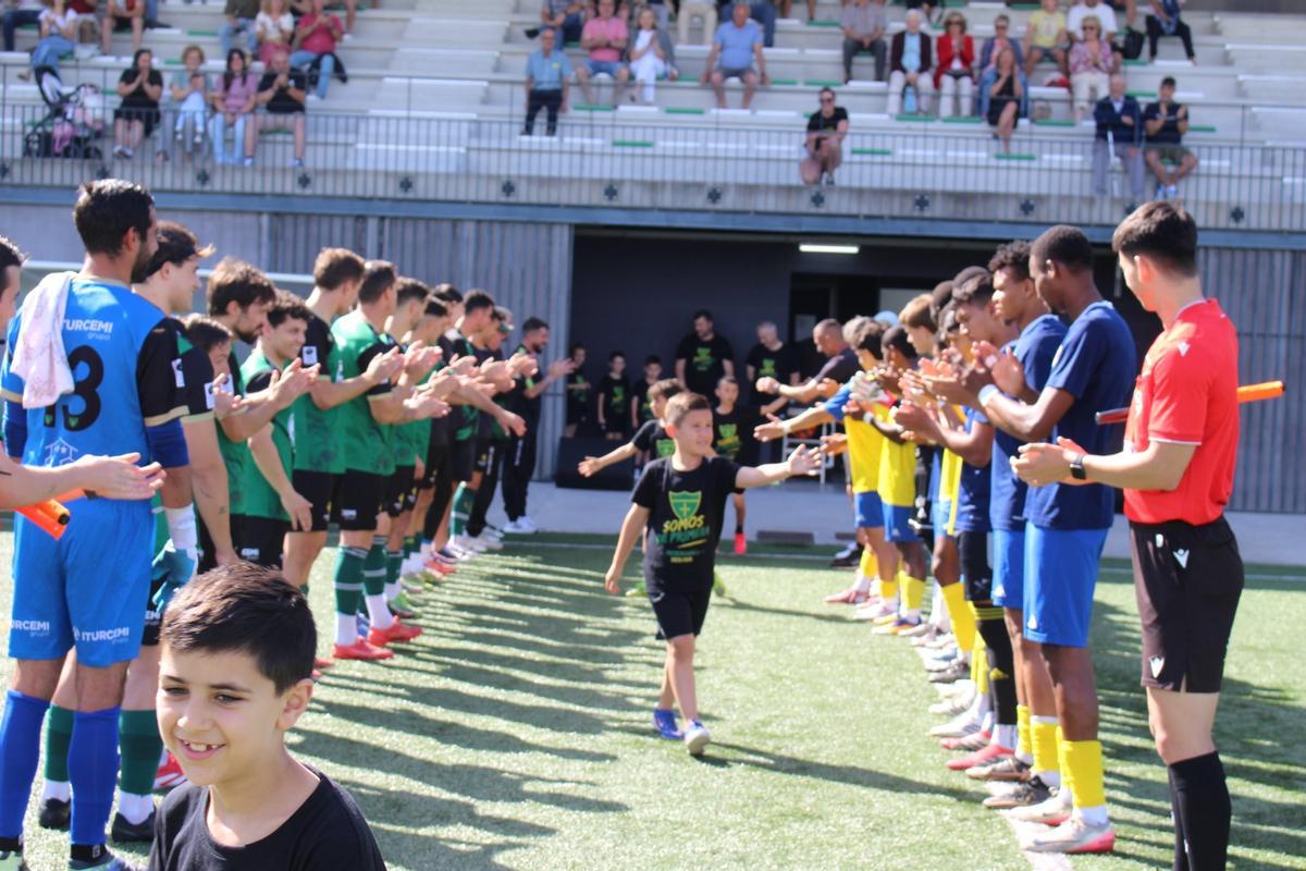 EN IMÁGENES: El pasillo del Hispano a los pequeños del prebenjamín A tras ganar la liga y conseguir el ascenso a Primera