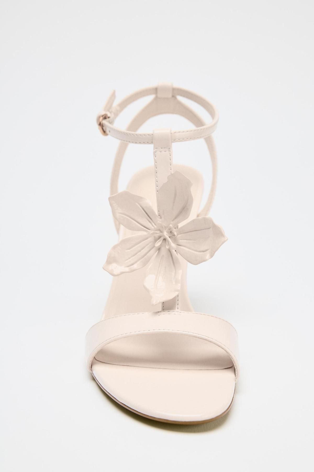 Sandalias de tacón efecto charol con flor