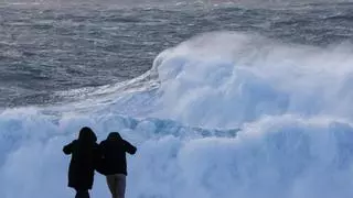 La borrasca Nelson cancela procesiones y cierra la playa de As Catedrais