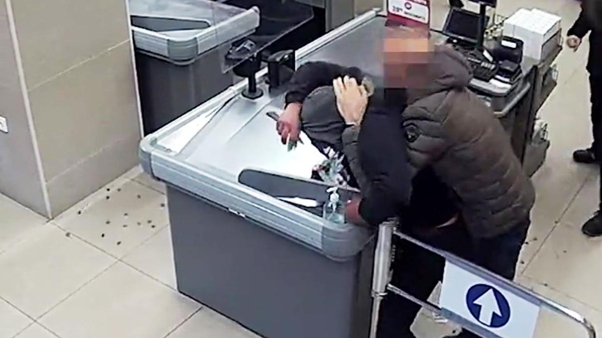 Un agente fuera de servicio detiene a un atracador armado en un supermercado.