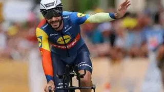 El Tour de Francia multa al ciclista Bernard por besar a su mujer en la contrarreloj