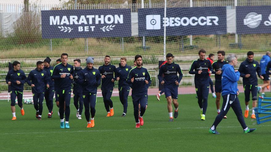 Trabajo grupal sobre el césped del Ciudad de Málaga con vistas al partido con el Celta de Vigo de este domingo.