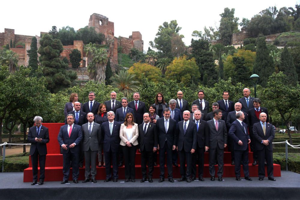 François Hollande y Mariano Rajoy son recibidos con honores junto al Ayuntamiento de Málaga. Antes del almuerzo, han visitado el Museo de Málaga.